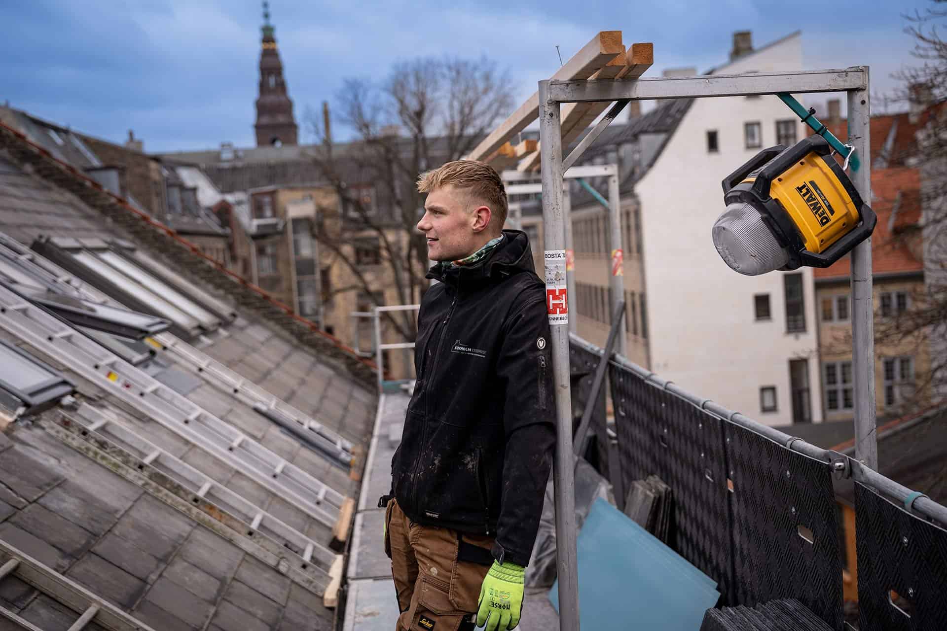 Medarbejder på stillads