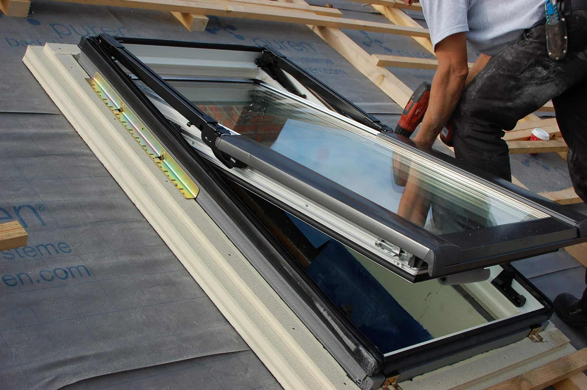 assembling-fitting-a-roof-window-skylight-with-2021-10-29-19-20-08-utc Opsætning af nye vinduer